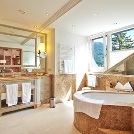 Hochzeitslocation: Astoria Panorama Suite Badezimmer mit Ausblick - Astoria Resort***** in Seefeld