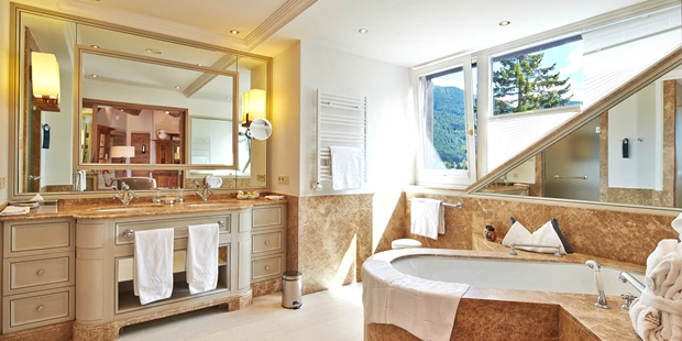 Destination-Wedding - Art der Location: Hotel / Chalet - Astoria Panorama Suite Badezimmer mit Ausblick - Astoria Resort***** in Seefeld