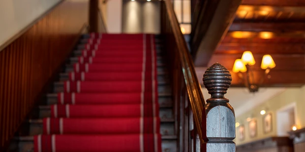 Destination-Wedding - Art der Location: Hotel / Chalet - Aufgang Haupthaus - Hotel G'Schlössl Murtal