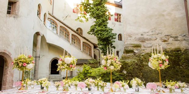 Destination-Wedding - Art der Location: Hotel / Chalet - Mit dem Eintritt in den Innenhof sind Sie umgeben von mittelalterlichen Mauern, die von der Vergangenheit berichten. Der idyllische Ort mit dem Georgibrunnen lädt zum kurzen Verweilen anlässlich eines Stehempfangs ein. Anschließend besteigen Sie von hier den Lift in Ihre gebuchte Räumlichkeit oder nehmen den Weg über die gotische Schneckenstiege aus der Zeit der Fieger, die über 48 Stufen bis in das zweite Stockwerk führt. - Schloss Friedberg