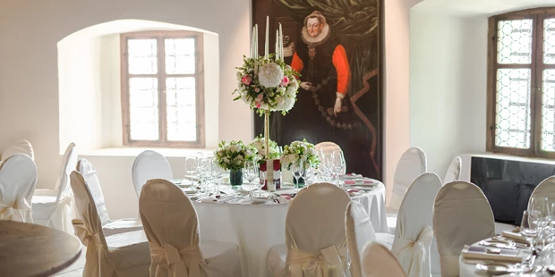 Destination-Wedding - Art der Location: Hotel / Chalet - Der Mitteltrakt von Schloss Friedberg mit offenem Kamin besticht durch seine besondere Raumaufteilung. Er ist sehr gut mit den vor- und nachgereihten Sälen – Freskensaal und Gotischer Knappensaal – zu verknüpfen sowie direkt vom Innenhof aus zu erreichen. Der Fiegersaal zeigt eine Porträtgalerie verschiedener Fürsten, die ein historisches Flair verleiht. - Schloss Friedberg