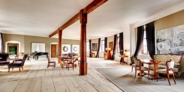 Destination-Wedding - Art der Location: Hotel / Chalet - Der Ausblick auf einen Gebirgszug des Karwendels und auf das zu Füßen liegende Inntal inspiriert zu neuen Ideen. Der Grafensaal bietet großes, stilvolles Ambiente in absoluter Privatheit. Die angeschlossene Media-Lounge – diskret und luxuriös – steht Ihnen mit kostenfreiem Internet-Zugang und neuester Technik zur Verfügung. Nehmen Sie Platz in den Lounge-Möbeln und feiern Sie ein erfolgreiches Meeting. Zu prickelndem Champagner, frischen Cocktails und schönen Weinen servieren Sie Ihren Gästen ein exklusives Menü nach Ihrer Wahl. Bei Anmietung des Grafensaals steht Ihnen die Media-Lounge zur Verfügung. - Schloss Friedberg