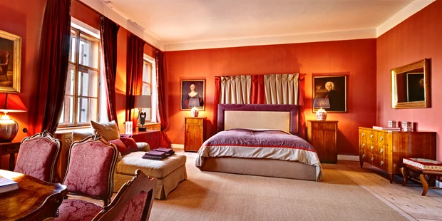 Destination-Wedding - Art der Location: Hotel / Chalet - Nächtigen Sie in einer einzigartigen Schloss Atmosphäre. In Gemächern, wo einst Schlossherr Hans Fieger von Friedberg residierte. 
Genießen Sie 120 m2 Ihrer Suite, welche gespickt ist mit Tradition und Geschichte, eingehüllt in einem außergewöhnlichen Stil zwischen spätgotisch, Klassik und Moderne.
Gönnen Sie sich eine unvergessliche Nacht in Ihrem historischen und großzügigen Schlafgemach. Lassen Sie sich in Ihrem eigenen über 50 m2 großen Salon kulinarisch mit einem vorzüglichen a la Carte Frühstück verwöhnen. 
Ihr großzügiges Suite-Badzimmer mit edlem Marmor lädt Sie zum Verweilen ein.
 - Schloss Friedberg