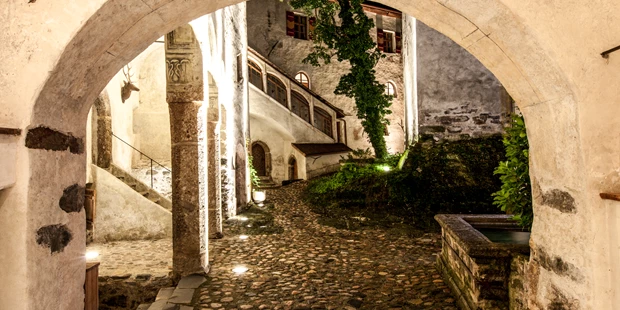 Destination-Wedding - Art der Location: Hotel / Chalet - Innenhof - Schloss Friedberg