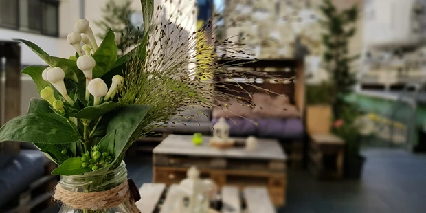 Destination-Wedding - Exklusivität - Deutschland - Die große Dachterrasse bietet Platz für ein Live-BBQ Buffet, eine Überdachung sorgt auch bei Regen für eine trockene Atmosphäre. - HÖHNERStall