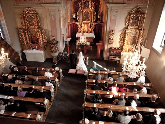 Hochzeitslocation: Die Kirche St. Ulrich ist nur ein paar Meter vom Hotel entfernt.  - Hotel Prägant
