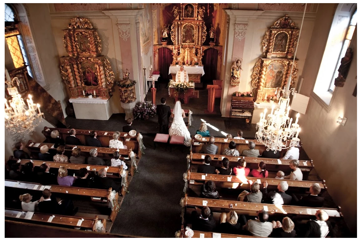 Hochzeitslocation: Die Kirche St. Ulrich ist nur ein paar Meter vom Hotel entfernt.  - Hotel Prägant