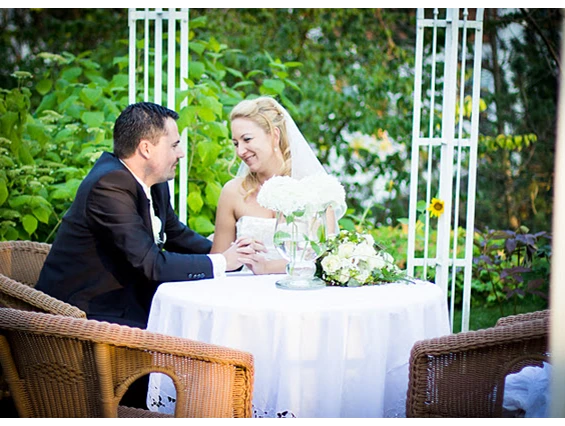 Hochzeitslocation: romantischer Pavillon - gerne können wir Ihre standesamtliche Hochzeit auch bei uns im Freien organisieren - Hotel Prägant