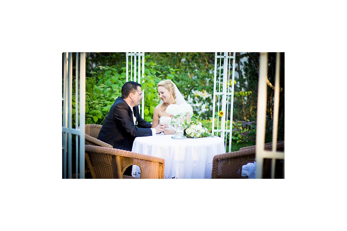 Hochzeitslocation: romantischer Pavillon - gerne können wir Ihre standesamtliche Hochzeit auch bei uns im Freien organisieren - Hotel Prägant