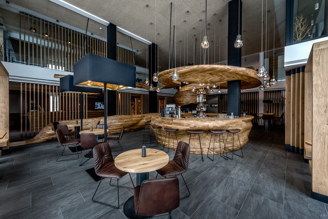 Hochzeitslocation: Unsere Bar "Freiraum" aus 16.000 Eichenholzwürfeln wurde mit einem Architektur-Award ausgezeichnet. - PURADIES Hotel & Chalets