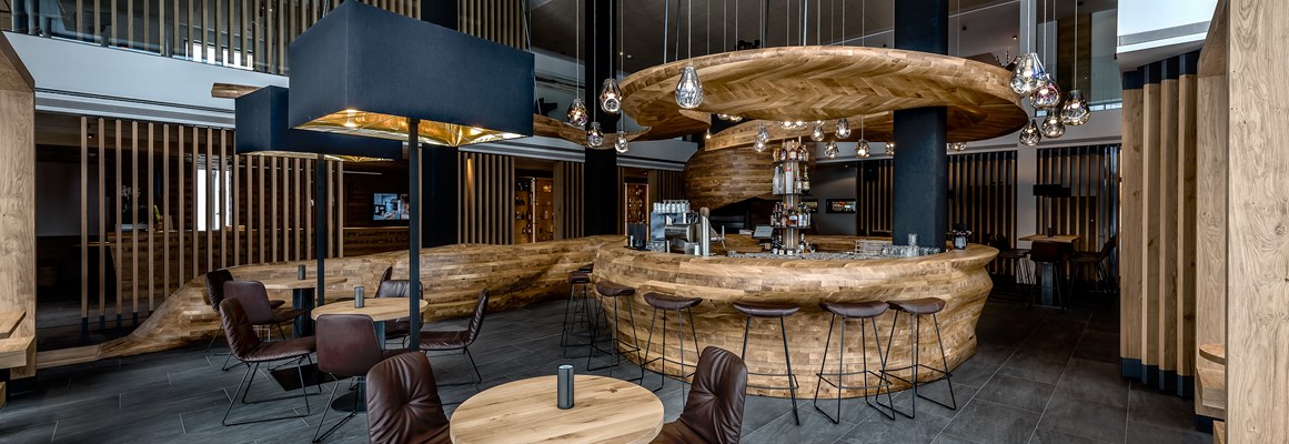 Hochzeitslocation: Unsere Bar "Freiraum" aus 16.000 Eichenholzwürfeln wurde mit einem Architektur-Award ausgezeichnet. - PURADIES Hotel & Chalets