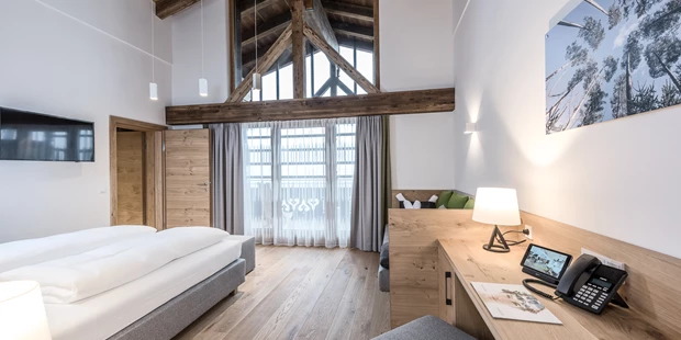 Destination-Wedding - Art der Location: Hotel / Chalet - Privat Spa Suite "Wolke 7" / Hochzeits Suite
Die größe Suite des Hauses bietet Freiraum und Rückzugsmöglichkeit für Wellnessbegeisterte. Auf ca. 80m² erleben Sie ein besonders stilvolles Wohnvergnügen. Eintauchen in die Welt der Entspannung und des Wohlbefindens. Ein 35m² großer PRIVAT SPA Bereich wartet auf die Erfüllung ihrer Träume. Neben eigener finnischer Sauna, Erlebnisdusche, SpaLounge, Sundeck Pool, Teebar und der stilvollen Exklusivität des ausgewählten Interieur wartet eine eigene Dachterrasse mit wunderschönem Bergblick auf Sie. Den wundervollen Ausblick können Sie aber auch direkt von der Sauna oder dem Sundeck Pool aus genießen. Massagen und Behandlungen in privater Atmosphere runden das besondere Erlebnis ab. Abends lädt Sie der Leoganger Sternenhimmel zum Schlummertrunk aus der eigenen Teebar ein - ein Gefühl wie auf Wolke 7. Angekommen im PURADIES. - PURADIES Hotel & Chalets