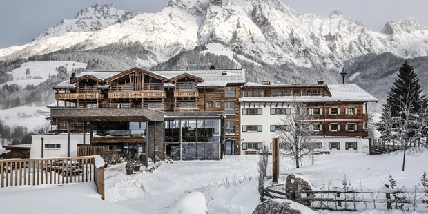 Destination-Wedding - Art der Location: Hotel / Chalet - Der Eingangsbereich im Winter. - PURADIES Hotel & Chalets