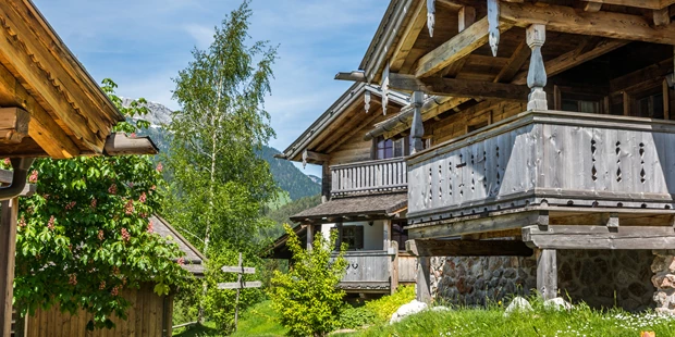 Destination-Wedding - Art der Location: Hotel / Chalet - Das Steinalmdorf mit den Chalets. - PURADIES Hotel & Chalets