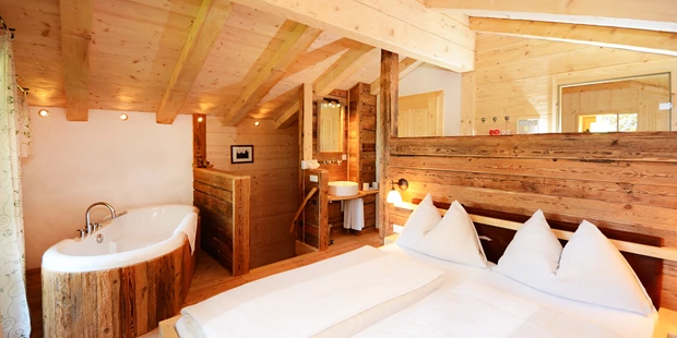 Destination-Wedding - Art der Location: Hotel / Chalet - Privat SPA Chalet Honeymoon
Wohlfühlerlebnis auf 2 Ebenen mit eigener finnischer Sauna, sowie Infrarotsauna, einem wohltemperierten Kachelofen und großzügigem Wohnkomfort genießen Sie am besten in romantischer Zweisamkeit.
 - PURADIES Hotel & Chalets