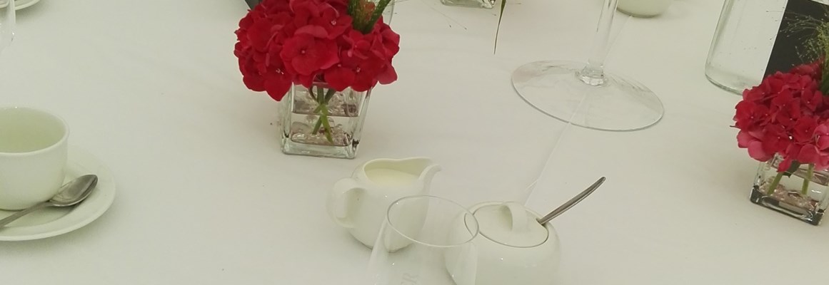 Hochzeitslocation: Runde Tische zum ausleihen für unsere Terrasse - Bergwirtschaft Bieleboh Restaurant & Hotel