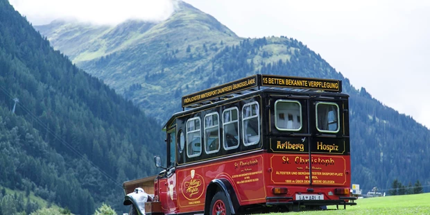 Destination-Wedding - Art der Location: Hotel / Chalet - Unser Oldtimer Bus exklusiv für die Hochzeitsgesellschaft - arlberg1800 RESORT