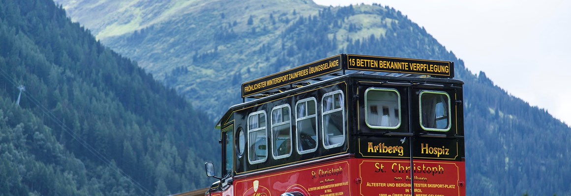 Hochzeitslocation: Unser Oldtimer Bus exklusiv für die Hochzeitsgesellschaft - arlberg1800 RESORT