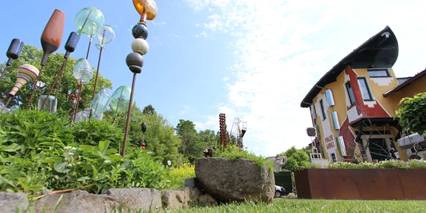 Destination-Wedding - Art der Location: Hotel / Chalet - Eine andere Ansicht aus dem Kräutergarten, Heiraten im Grünen,.... auch Standesamtlich - Malerwinkl Restauarnt + Kunsthotel