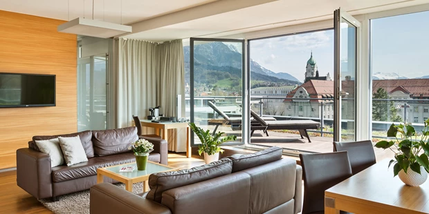Destination-Wedding - Art der Location: Hotel / Chalet - Genießen Sie Ihre romantische Hochzeitsnacht in einer unserer Panormasuites mit privater Dachterasse - Austria Trend Hotel Congress Innsbruck