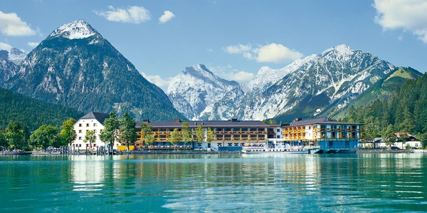 Destination-Wedding - Art der Location: Hotel / Chalet - Faszinierend die Kulisse: In bester Lage direkt am  See liegt das Fürstenhaus Am Achensee in Pertisau. In azurblauem Wasser spiegeln sich majestätische Gipfel. Fürstlich ist die Erholung in frischem, alpinen Stil:  4-Sterne-Superior-Komfort zum Wohlfühlen, Aktiv-Angebote wie Golf in grandioser Landschaft, tiefe Entspannung im Whirlpool am See.
Erleben Sie den Charme der Alpen im Fürstenhaus Am Achensee. - Travel Charme Fürstenhaus Am Achensee