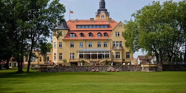 Destination-Wedding - Art der Location: Hotel / Chalet - Ihre Traumhochzeit ….
Wählen Sie mit dem Schlosshotel Wendorf***** einen besonderen Ort für Ihren schönsten Tag im Leben. Eine romantische Feier umgeben von atemberaubender Mecklenburger Landschaft - abseits von Hektik und Stress des Alltags. Wir kümmern uns professionell und mit viel Liebe zum Detail. 
 - Schlosshotel Wendorf