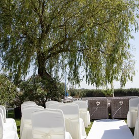 Hochzeitslocation: Unter der großen Linde lässt es sich gut Hochzeit feiern - hier im Hotel Seepark-Weiden. - Hotel Seepark-Weiden
