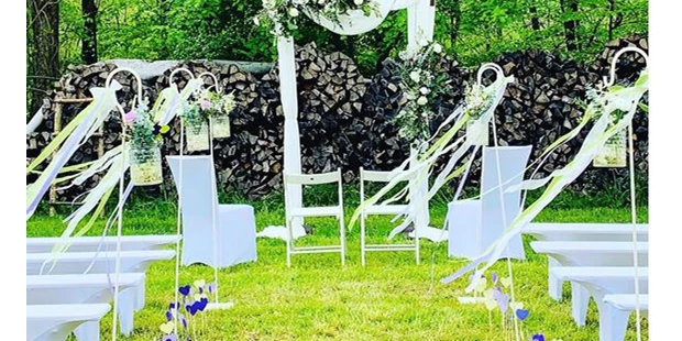 Destination-Wedding - Art der Location: Hotel / Chalet - Freie Trauungen sind unsere Leidenschaft! Die Trauung kann bei uns im Hotelgarten, oder auch im nahe gelegenen Wald stattfinden. Sollte das Wetter einmal nicht mitspielen, bieten wir auch einen Überdachten Carportplatz für bis zu 90 Personen an! Natürlich mit Beleuchtung und auch mit einem Stromanschluss für das Musik Equipment. Eurem schönsten Tag soll nicht´s im Wege stehen! - Relax- & Vitalhotel Adler