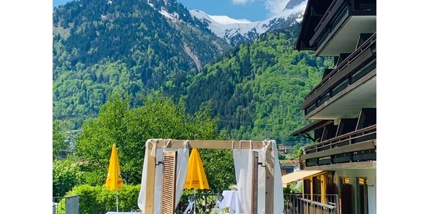 Destination-Wedding - Art der Location: Hotel / Chalet - Bierbänke und auch der Hochzeitsbogen können bei uns gemietet werden.  - Relax- & Vitalhotel Adler