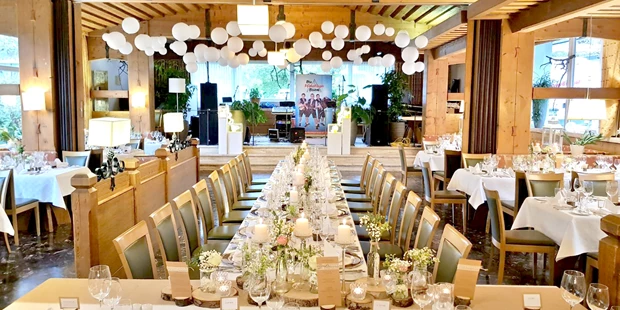 Destination-Wedding - Art der Location: Hotel / Chalet - Speisesaal mit Hochzeitstafel - Relax- & Vitalhotel Adler