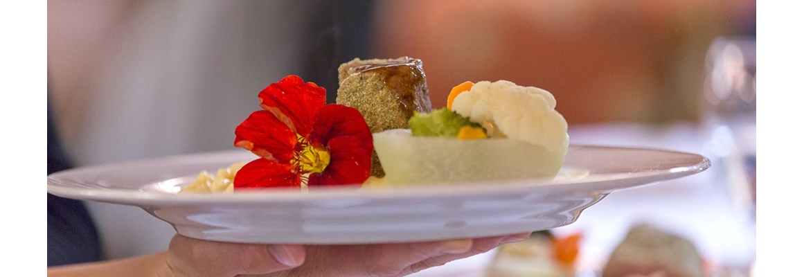 Hochzeitslocation: Hauptgericht - Schweinefiletmedaillons in der Kräuterkruste mit Gemüseschiffchen - Relax- & Vitalhotel Adler