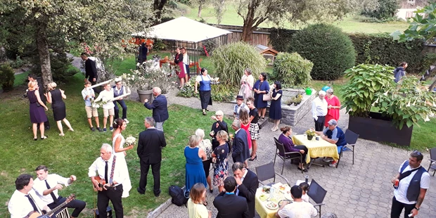 Destination-Wedding - Art der Location: Hotel / Chalet - Aperitif im Garten - Relax- & Vitalhotel Adler