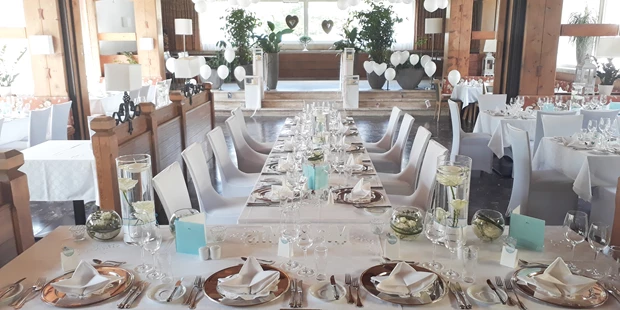 Destination-Wedding - Art der Location: Hotel / Chalet - Speisesaal mit Hochzeitstafel - Relax- & Vitalhotel Adler