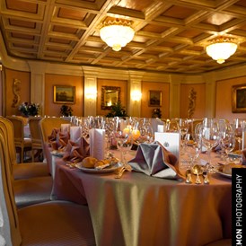 Hochzeitslocation: Der Festsaal des Hotel Schloss Dürnstein in Niederösterreich.
 - Hotel Schloß Dürnstein