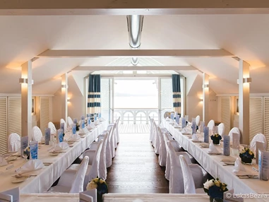 Hochzeitslocation: Unser Festsaal im Badehaus mit Blick auf den Wörthersee. - Werzer's Hotel Resort Pörtschach