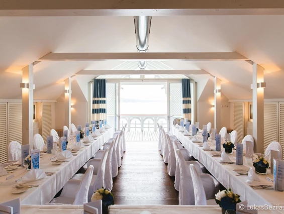 Hochzeitslocation: Unser Festsaal im Badehaus mit Blick auf den Wörthersee. - Werzer's Hotel Resort Pörtschach