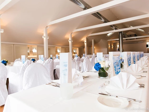Hochzeitslocation: Unser Festsaal im Badehaus mit Blick auf den Wörthersee. - Werzer's Hotel Resort Pörtschach