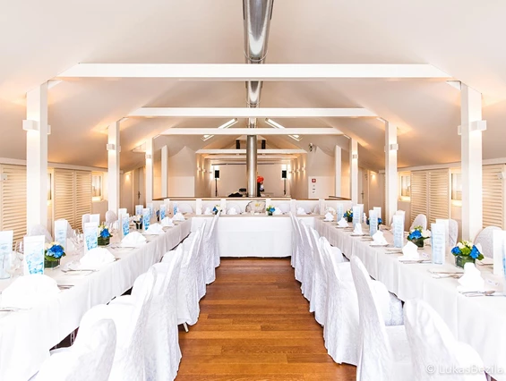 Hochzeitslocation: Unser Festsaal im Badehaus mit Blick auf den Wörthersee. - Werzer's Hotel Resort Pörtschach