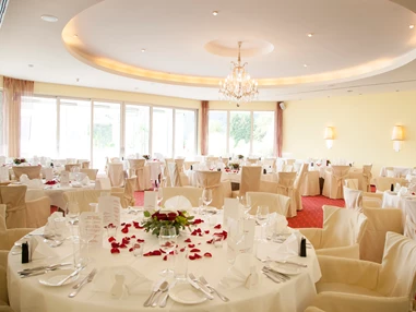 Hochzeitslocation: Festsaal in unserem Panorama Seerestaurant  - Werzer's Hotel Resort Pörtschach