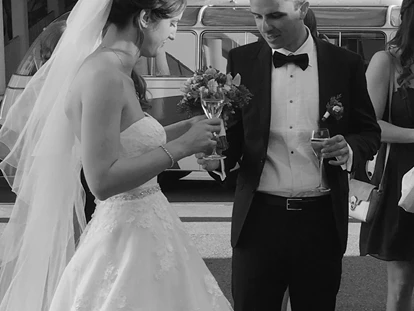 Destination-Wedding - Art der Location: Hotel / Chalet - Unser Brautpaar beim Aperitifempfang - vorgefahren mit schmuckem Oldtimer - Vienna House Martinspark Dornbirn