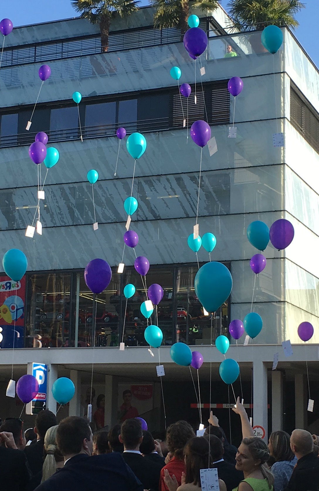 Hochzeitslocation: Glücksballons steigen vor dem Hotel - Vienna House Martinspark Dornbirn