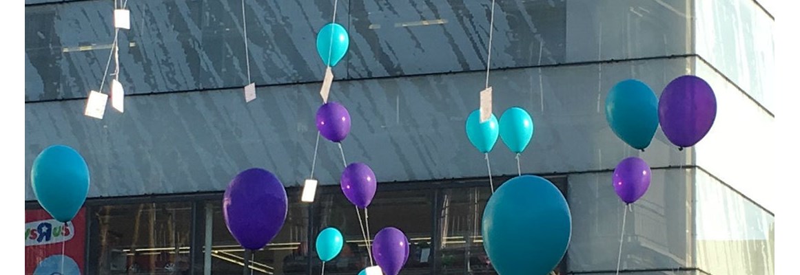Hochzeitslocation: Glücksballons steigen vor dem Hotel - Vienna House Martinspark Dornbirn