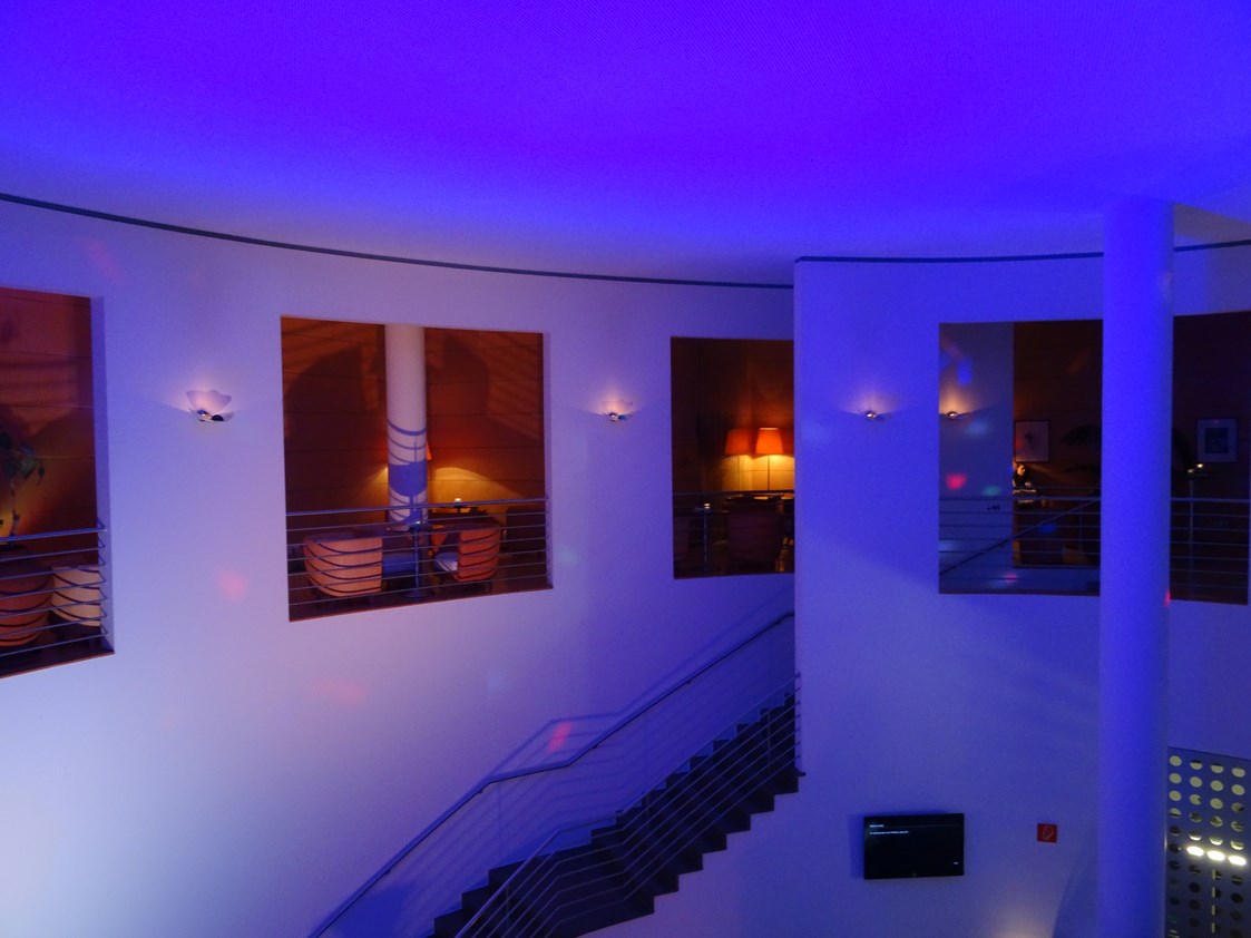Hochzeitslocation: Hotelhalle mit Galerie stilvoll beleuchtet - Vienna House Martinspark Dornbirn