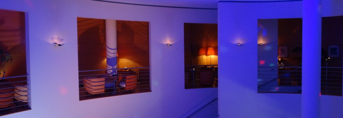 Hochzeitslocation: Hotelhalle mit Galerie stilvoll beleuchtet - Vienna House Martinspark Dornbirn