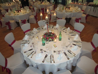 Destination-Wedding - Art der Location: Hotel / Chalet - Runde Tische mit Hussen - Vienna House Martinspark Dornbirn