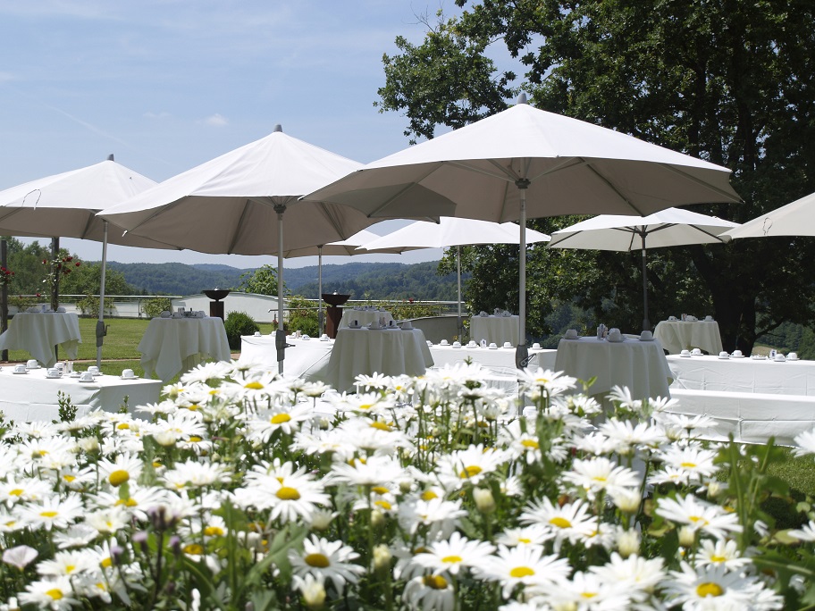 Hochzeitslocation: Empfang und/oder Agape auf der Hotelwiese - Das Eisenberg