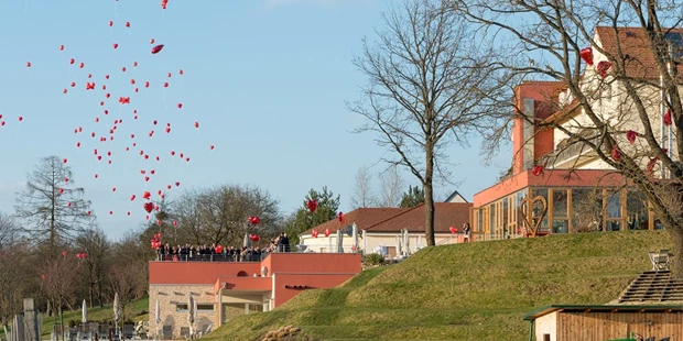 Destination-Wedding - Art der Location: Hotel / Chalet - Luftballons steigen lassen - Das Eisenberg