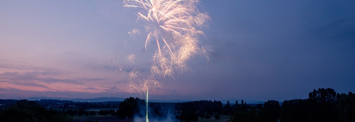 Hochzeitslocation: Mit einem abschließenden Feuerwerk lässt sich die Hochzeitsfeier herrlich abrunden. - Schloss Ernegg