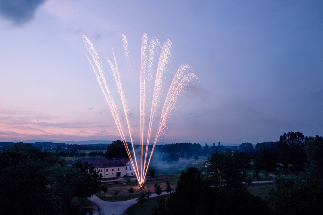 Hochzeitslocation: Das Schloss Ernegg bietet die Möglichkeit ein Feuerwerk zu veranstalten. - Schloss Ernegg