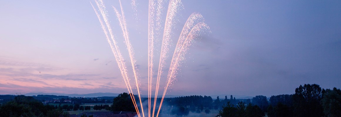 Hochzeitslocation: Das Schloss Ernegg bietet die Möglichkeit ein Feuerwerk zu veranstalten. - Schloss Ernegg